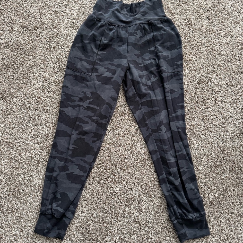 Athleta‎ Salutation Camo Joggers